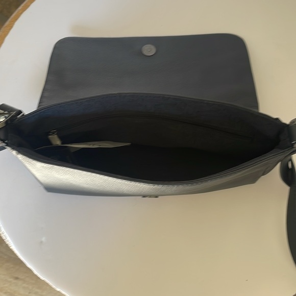 LIPAULT of Paris crossover bag/purse. Beautiful condition. Elegant and stylish. - Picture 5 of 7